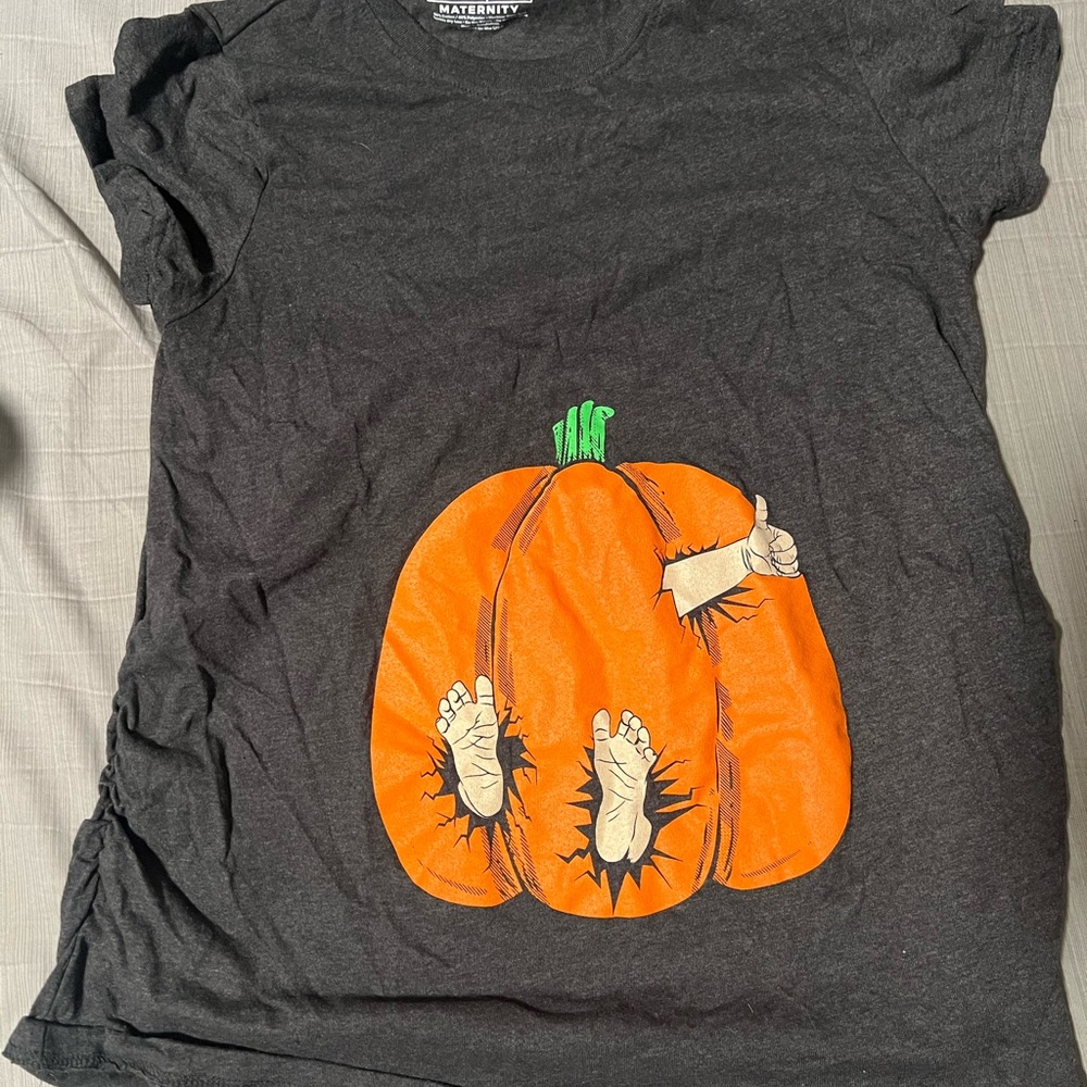 Gray Maternity T-Shirt with Pumpkin Design
